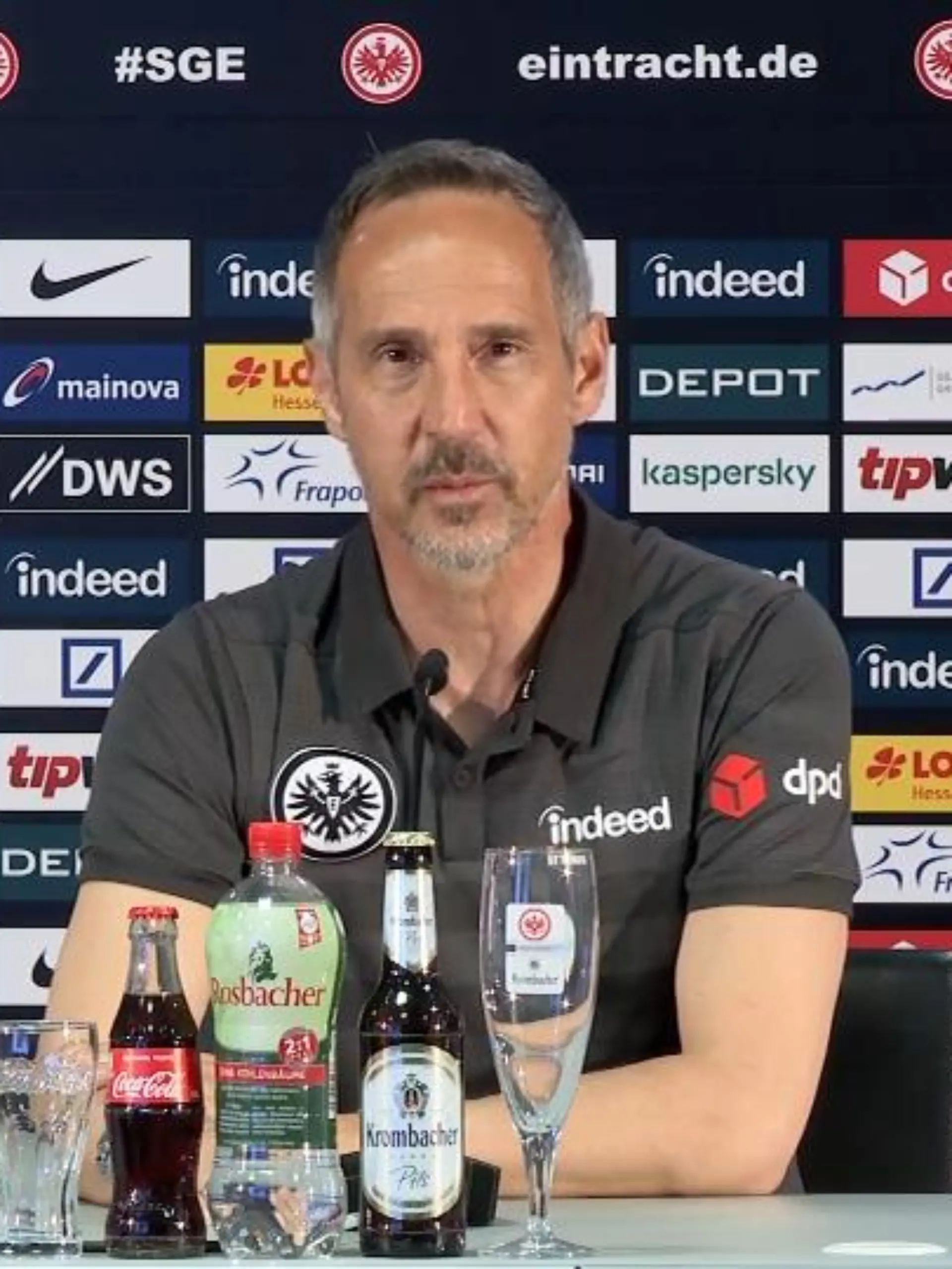 Gerade einmal fünf Wochen ist es her, dass der Wechsel des Eintracht-Trainers Adi Hütter zu Borussia Mönchengladbach offiziell bekanntgegeben wurde. Hütters Adieu stürzte die Verantwortlichen in ein großes Dilemma. Aus Fanreihen hieß es, dass der Österreicher seine eigene Karriere über das Wohl des Vereins stelle. Am Samstag ist der letzte Bundesliga-Spieltag gegen den SC Freiburg.