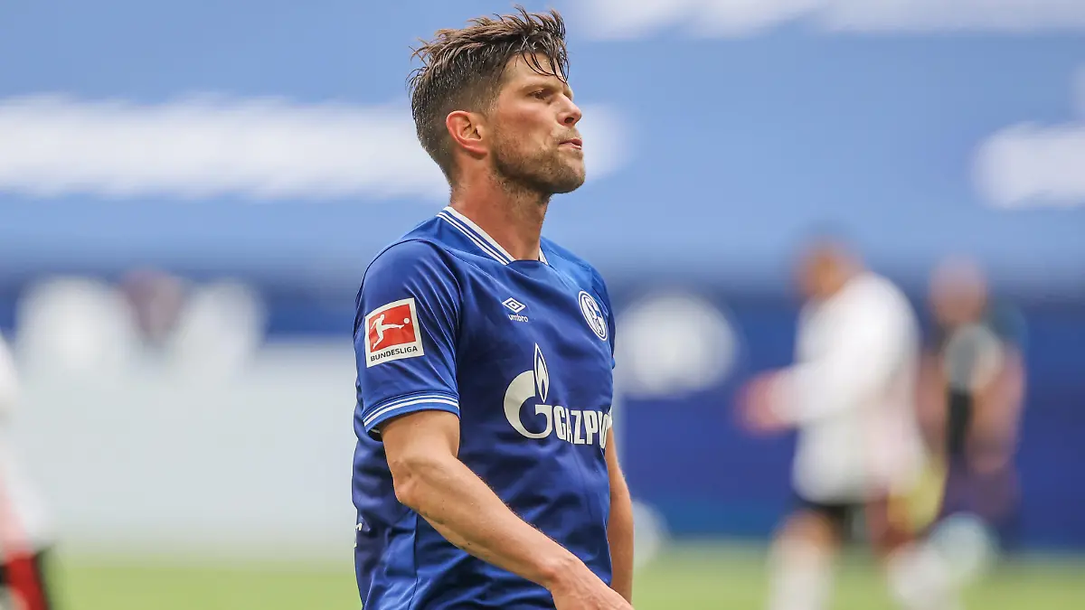 15.05.2021, Fussball, Saison 2020/2021, 1. Bundesliga, 33.Spieltag, FC Schalke 04 - Eintracht Frankfurt, Klaas-Jan Huntelaar FC Schalke 04 Tim Rehbein/RHR-FOTO DFL REGULATIONS PROHIBIT ANY USE OF PHOTOGRAPHS AS IMAGE SEQUENCES AND/OR QUASI-VIDEO. Gelsenkirchen Veltins Arena NRW Deutschland xRHR-FOTO/TRx *** 15 05 2021, Football, Season 2020 2021, 1 Bundesliga, 33 Matchday, FC Schalke 04 Eintracht Frankfurt, Klaas Jan Huntelaar FC Schalke 04 Tim Rehbein RHR FOTO DFL REGULATES PROHIBIT ANY USE OF PHOTOGRAPHS AS IMAGE SEQUENCES AND OR QUASI VIDEO Gelsenkirchen Veltins Arena NRW Germany xRHR FOTO TRx