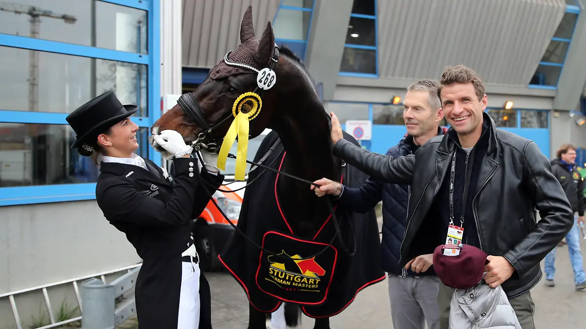 Reiten German Masters 2019 Deutschland, Stuttgart, 16.11.2019, Reiten, German Masters 2019 in Stuttgart: Lisa Müller auf Gut Wettlkam s Stand By Me Old mit Ehemann Thomas Müller FC Bayern München. *** Riding German Masters 2019 Germany, Stuttgart, 16 11 2019, Riding, German Masters 2019 in Stuttgart Lisa Müller on Gut Wettlkam s Stand By Me Old with husband Thomas Müller FC Bayern München