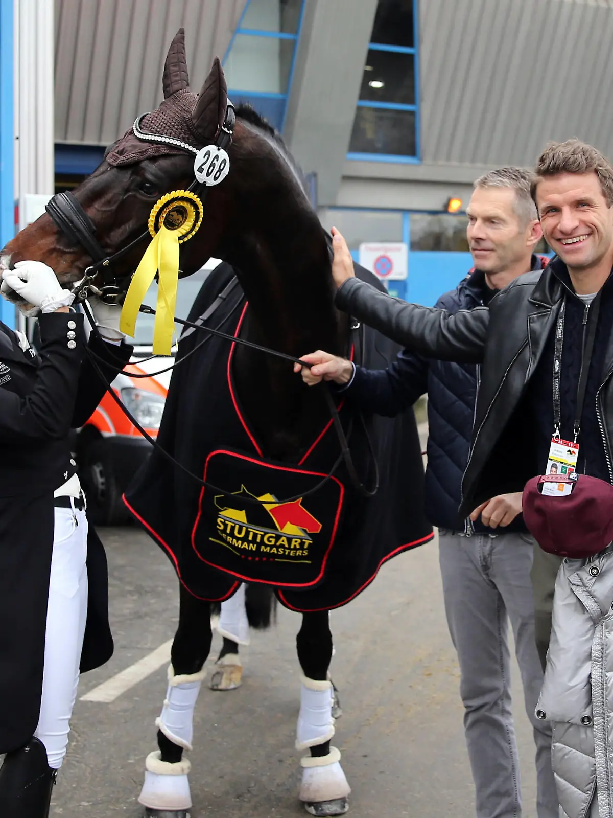  Reiten German Masters 2019 Deutschland, Stuttgart, 16.11.2019, Reiten, German Masters 2019 in Stuttgart: Lisa Müller auf Gut Wettlkam s Stand By Me Old mit Ehemann Thomas Müller FC Bayern München. *** Riding German Masters 2019 Germany, Stuttgart, 16 11 2019, Riding, German Masters 2019 in Stuttgart Lisa Müller on Gut Wettlkam s Stand By Me Old with husband Thomas Müller FC Bayern München