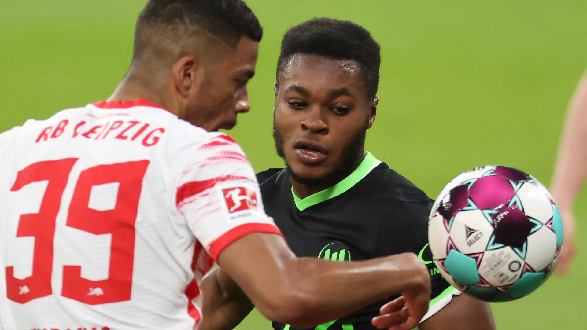 16.05.2021, Sachsen, Leipzig: Fußball: Bundesliga, RB Leipzig - VfL Wolfsburg, 33. Spieltag in der Red Bull Arena. Leipzigs Benjamin Henrichs und Wolfsburgs Ridle Baku (r) in Aktion. WICHTIGER HINWEIS: Gemäß den Vorgaben der DFL Deutsche Fußball Liga bzw. des DFB Deutscher Fußball-Bund ist es untersagt, in dem Stadion und/oder vom Spiel angefertigte Fotoaufnahmen in Form von Sequenzbildern und/oder videoähnlichen Fotostrecken zu verwerten bzw. verwerten zu lassen. Foto: Jan Woitas/dpa-Pool/dpa +++ dpa-Bildfunk +++