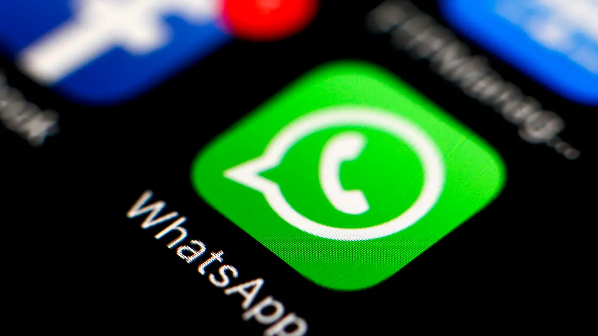 ARCHIV - 07.04.2016, Taiwan, Taipeh: Das Icon des Messengerdienstes WhatsApp und der Online-Plattform Facebook sind auf einem Smartphone zu sehen. (zu dpa «WhatsApp schiebt Einführung der neuen Datenschutzregeln auf») Foto: Ritchie B. Tongo/EPA FILE/dpa +++ dpa-Bildfunk +++