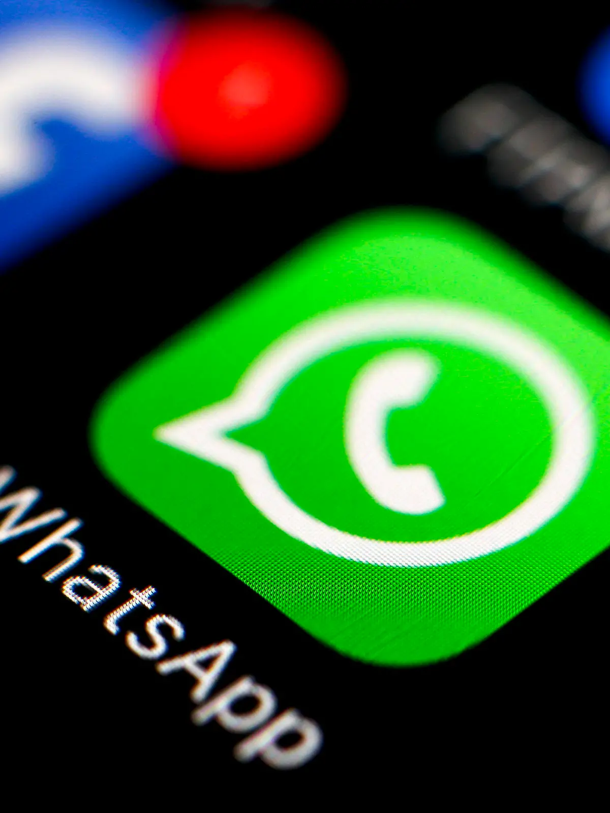 ARCHIV - 07.04.2016, Taiwan, Taipeh: Das Icon des Messengerdienstes WhatsApp und der Online-Plattform Facebook sind auf einem Smartphone zu sehen. (zu dpa «WhatsApp schiebt Einführung der neuen Datenschutzregeln auf») Foto: Ritchie B. Tongo/EPA FILE/dpa +++ dpa-Bildfunk +++