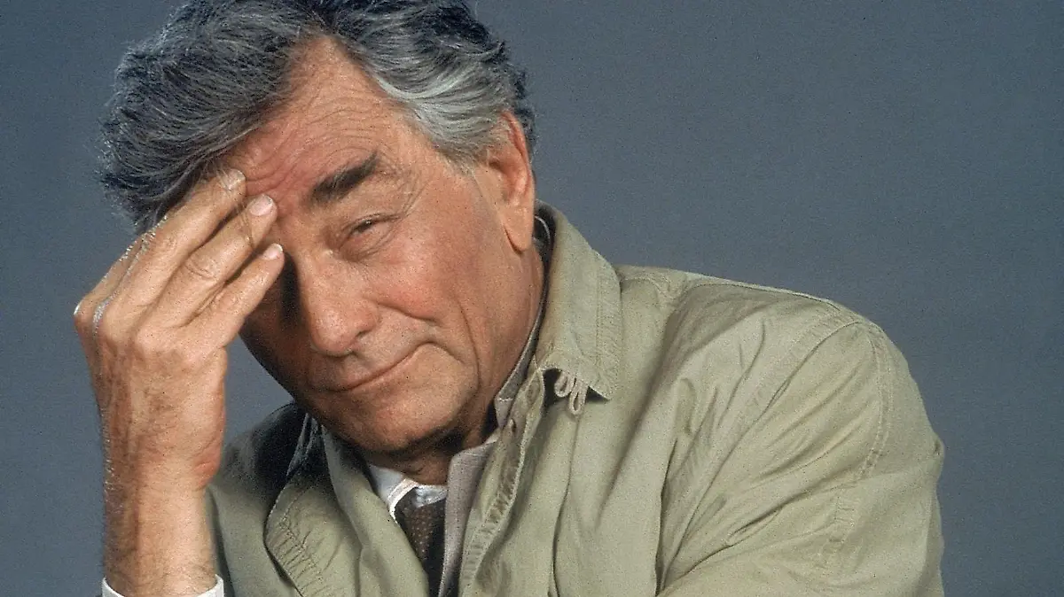 Seine Markenzeichen sind der Knittermantel und sein unübertroffener Spürsinn: Lieutenant Columbo (Peter Falk).