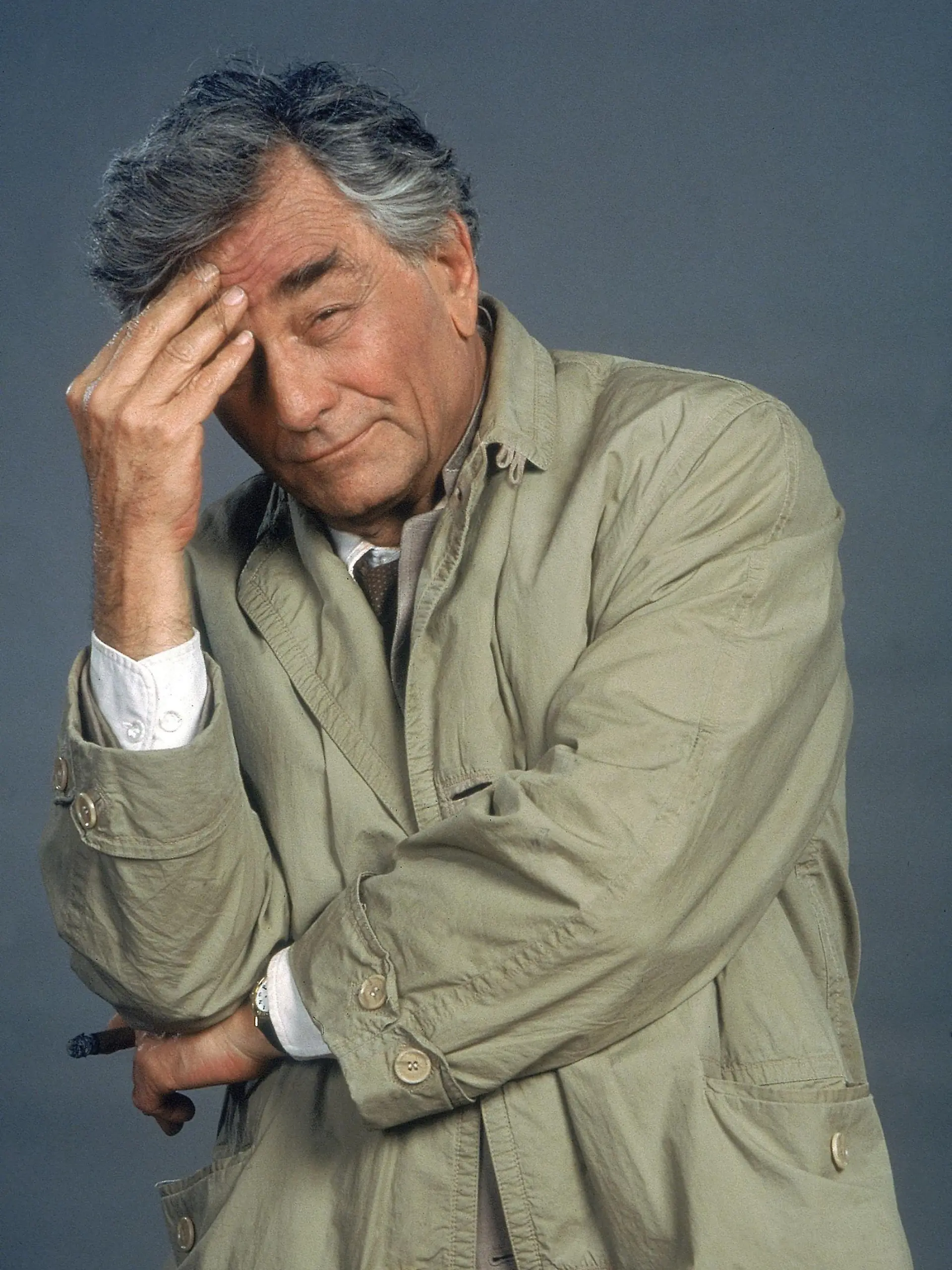 Seine Markenzeichen sind der Knittermantel und sein unübertroffener Spürsinn: Lieutenant Columbo (Peter Falk).