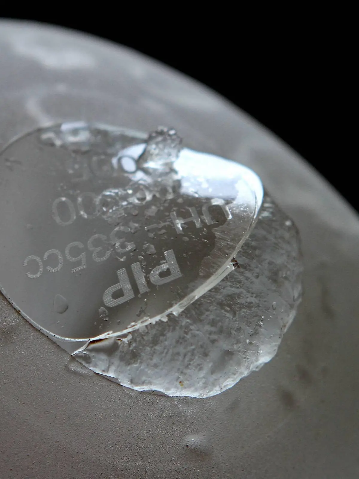 ARCHIV - Ein geöffnetes Brust-Implantat des französischen Unternehmens PIP (Poly Implant Prothese, aufgenommen am 18.09.2010. (zu dpa "Gericht verurteilt TÜV im Brustimplantate-Skandal zu Schadenersatz" vom 20.01.2017 - Achtung: Nur zur redaktionellen Verwendung) Foto: Eric Estrade/Maxppp/dpa +++(c) dpa - Bildfunk+++