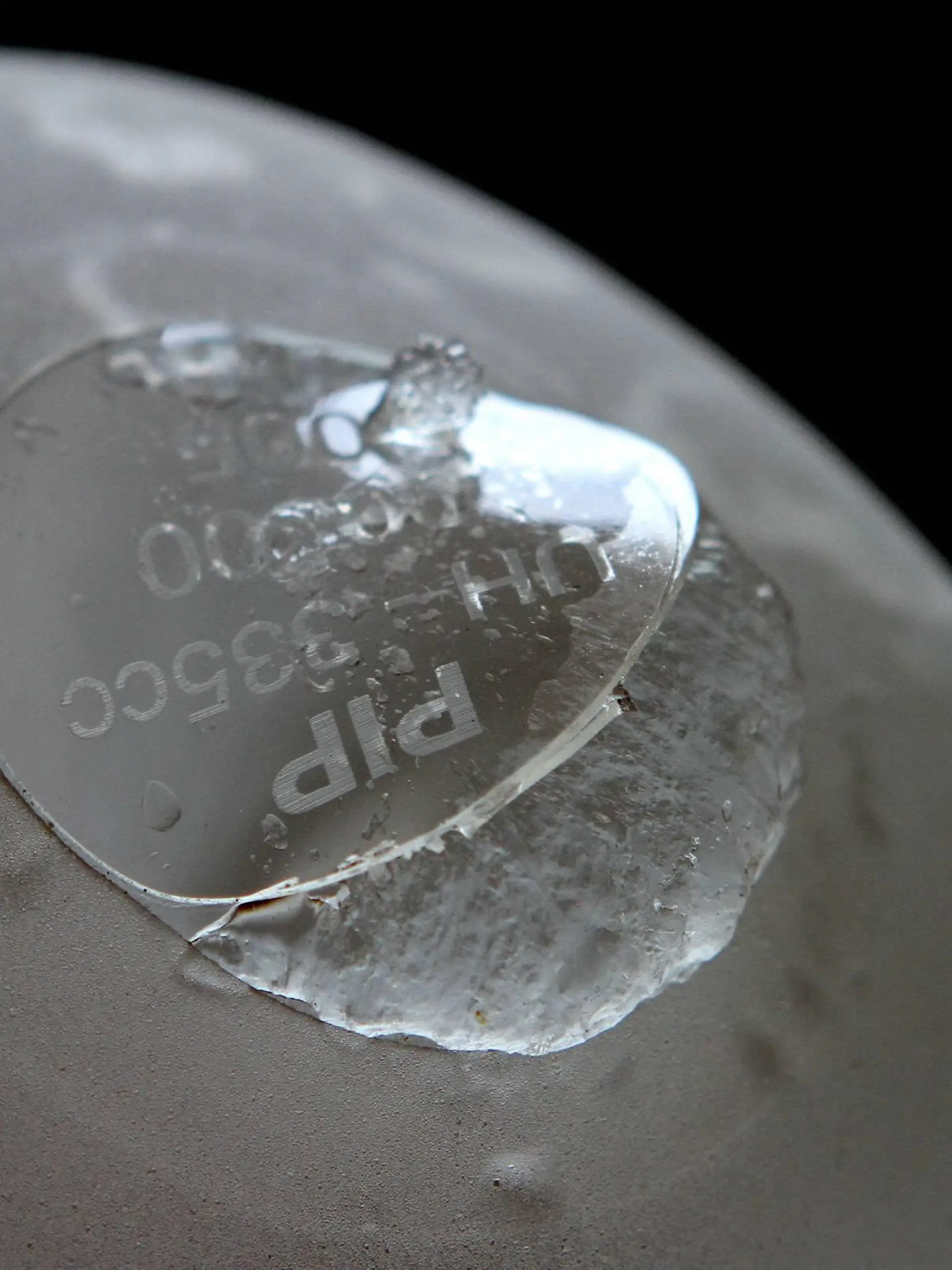 ARCHIV - Ein geöffnetes Brust-Implantat des französischen Unternehmens PIP (Poly Implant Prothese, aufgenommen am 18.09.2010. (zu dpa "Gericht verurteilt TÜV im Brustimplantate-Skandal zu Schadenersatz" vom 20.01.2017 - Achtung: Nur zur redaktionellen Verwendung) Foto: Eric Estrade/Maxppp/dpa +++(c) dpa - Bildfunk+++
