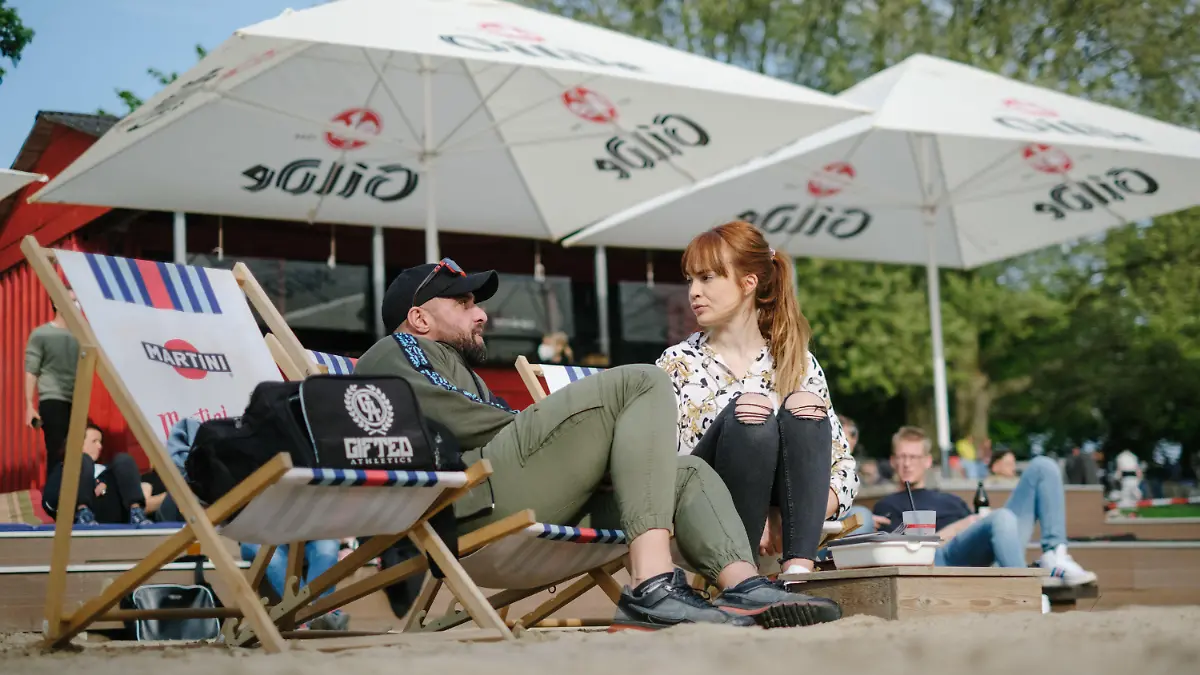 20.05.2021, Niedersachsen, Hannover: Önder und Dana sitzen in der Bar "Strandleben". Aufgrund sinkenden Corona-Inzidenzwerte lockert die Region Hannover ihre Corona-Bestimmungen für die Außengastronomie. Foto: Ole Spata/dpa +++ dpa-Bildfunk +++