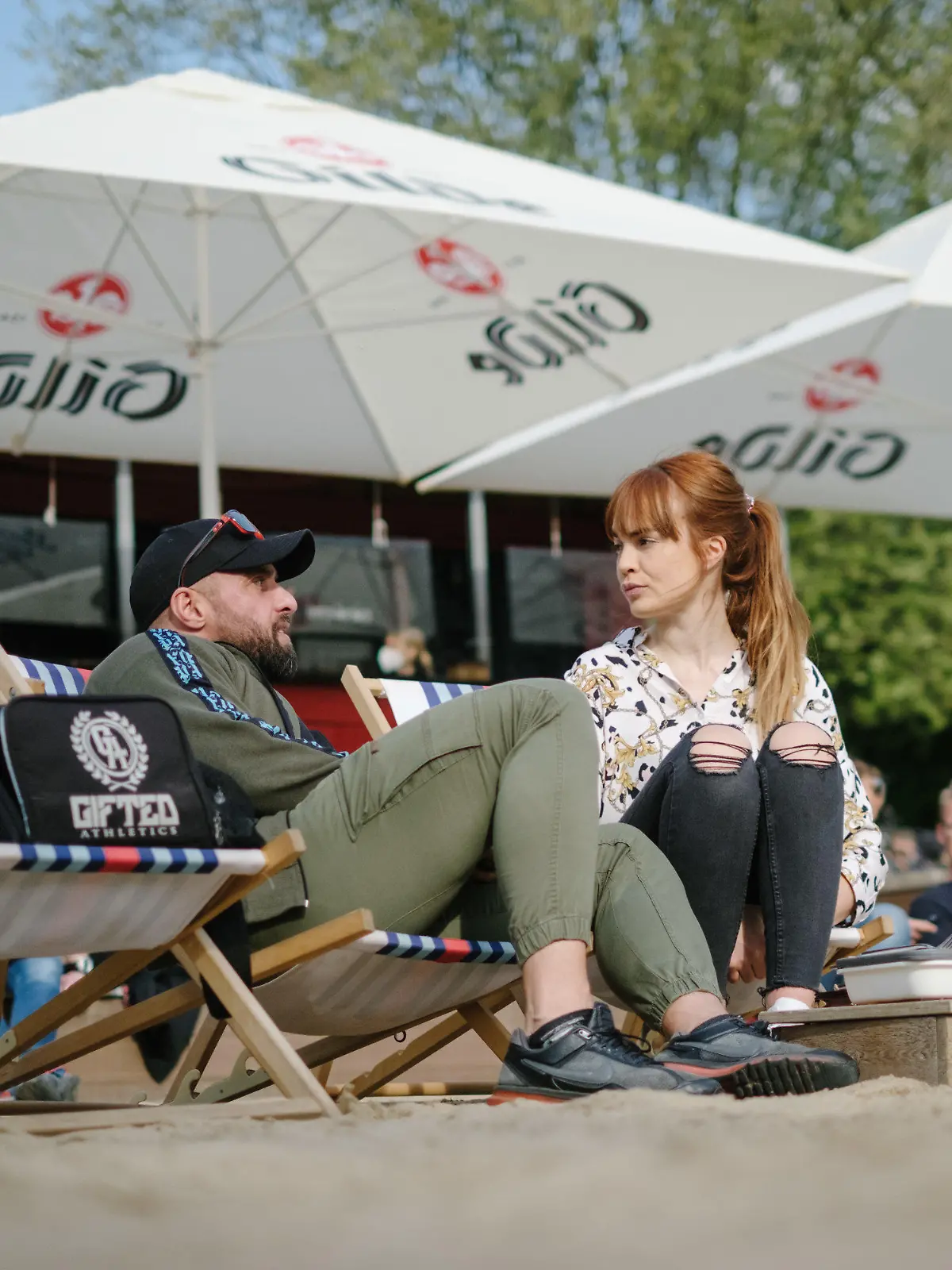 20.05.2021, Niedersachsen, Hannover: Önder und Dana sitzen in der Bar "Strandleben". Aufgrund sinkenden Corona-Inzidenzwerte lockert die Region Hannover ihre Corona-Bestimmungen für die Außengastronomie. Foto: Ole Spata/dpa +++ dpa-Bildfunk +++