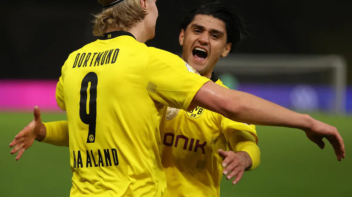 13.05.2021, Berlin: Fußball: DFB-Pokal, RB Leipzig - Borussia Dortmund, Finale im Olympiastadion. Dortmunds Torschütze Erling Haaland (l) feiert mit Mahmoud Dahoud das Tor zum 0:2. WICHTIGER HINWEIS: Gemäß den Vorgaben der DFL Deutsche Fußball Liga bzw. des DFB Deutscher Fußball-Bund ist es untersagt, in dem Stadion und/oder vom Spiel angefertigte Fotoaufnahmen in Form von Sequenzbildern und/oder videoähnlichen Fotostrecken zu verwerten bzw. verwerten zu lassen. Foto: Jan Woitas/dpa-Pool/dpa +++ dpa-Bildfunk +++