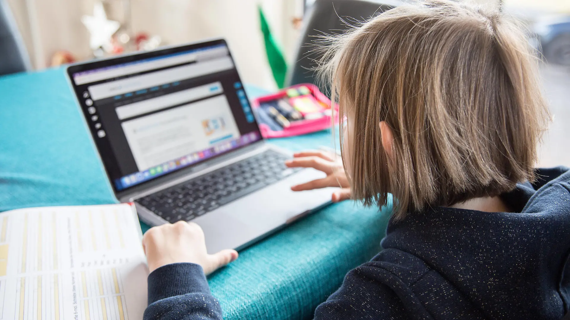 Bamberg, Deutschland 04. Januar 2021: Ein Kind sitzt an einem Tisch in einer Wohnung auf dem ein aufgeklappter Laptop mit einem Online-Lernprogramm steht. Neben dem Laptop liegen verschiedene Schulutensilien für das Homeschooling. Trosdorf Bayern *** Bamberg, Germany 04 January 2021 A child sits at a table in an apartment on which is an opened laptop with an online learning program Next to the laptop are various school utensils for homeschooling Trosdorf Bayern Copyright: xFotostandx/xK.xSchmittx