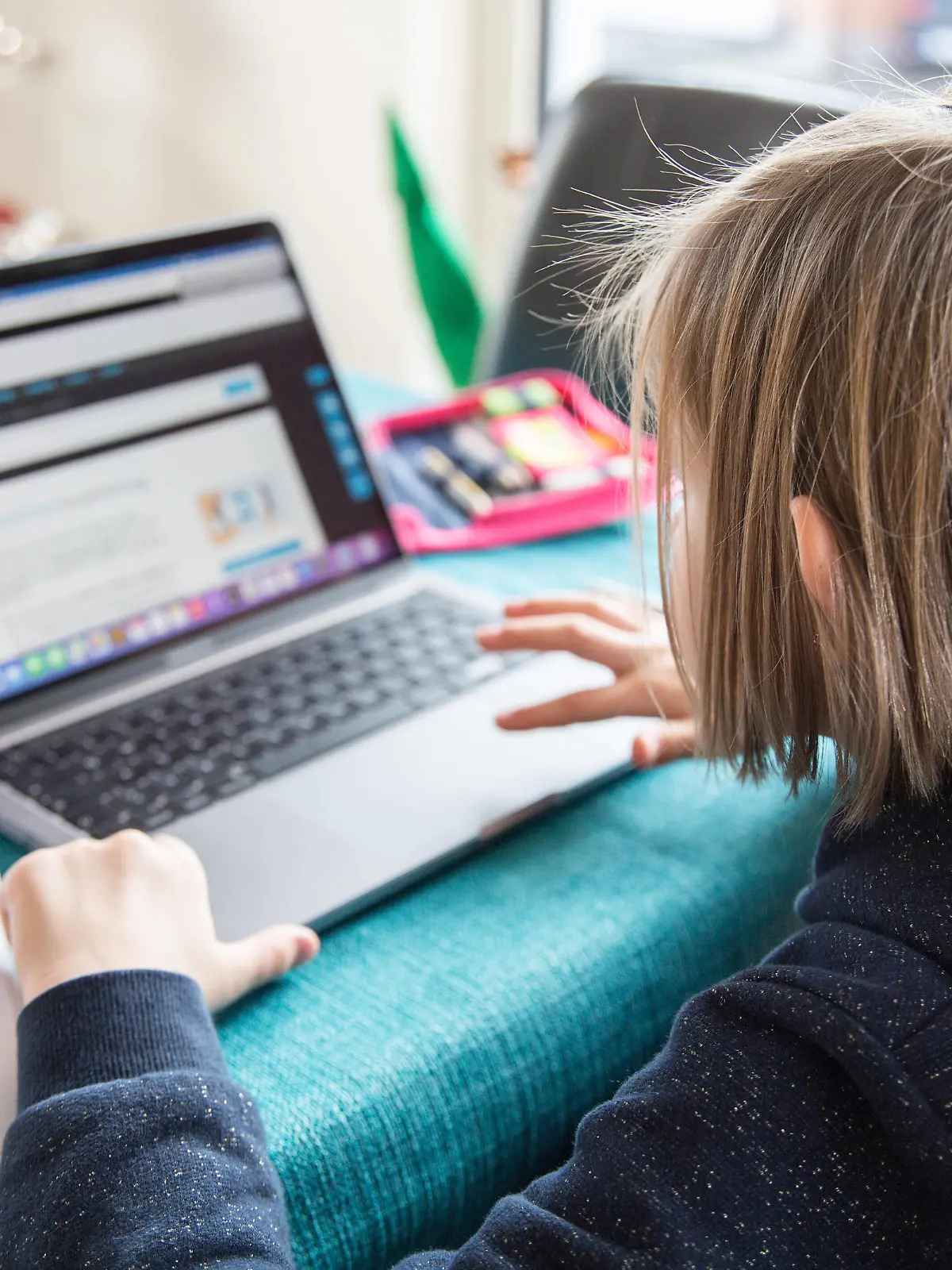  Bamberg, Deutschland 04. Januar 2021: Ein Kind sitzt an einem Tisch in einer Wohnung auf dem ein aufgeklappter Laptop mit einem Online-Lernprogramm steht. Neben dem Laptop liegen verschiedene Schulutensilien für das Homeschooling. Trosdorf Bayern *** Bamberg, Germany 04 January 2021 A child sits at a table in an apartment on which is an opened laptop with an online learning program Next to the laptop are various school utensils for homeschooling Trosdorf Bayern Copyright: xFotostandx/xK.xSchmittx