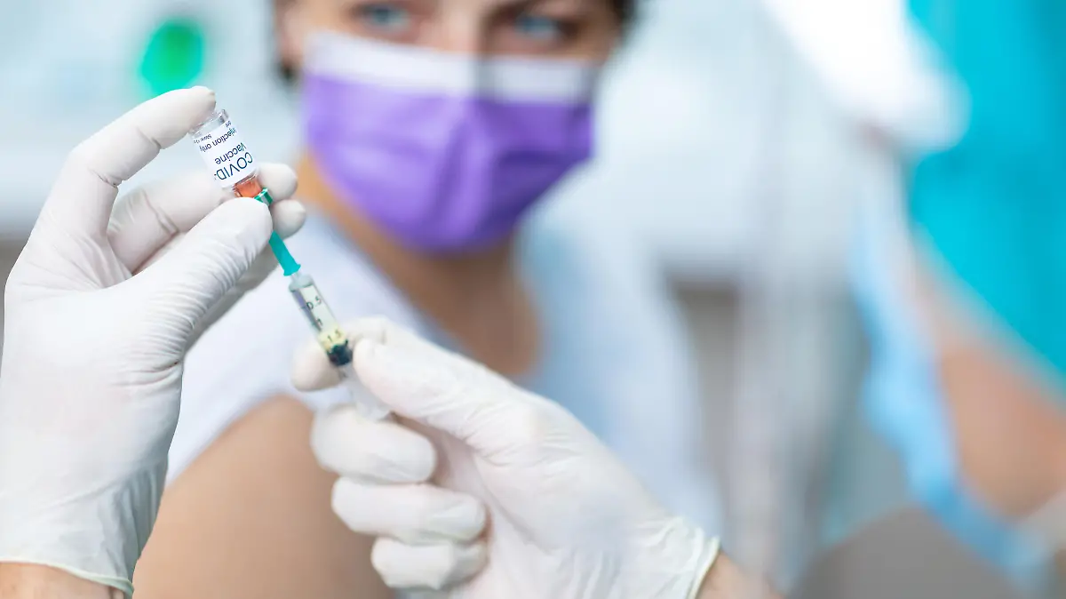 Frau wird gegen das Coronavirus geimpft