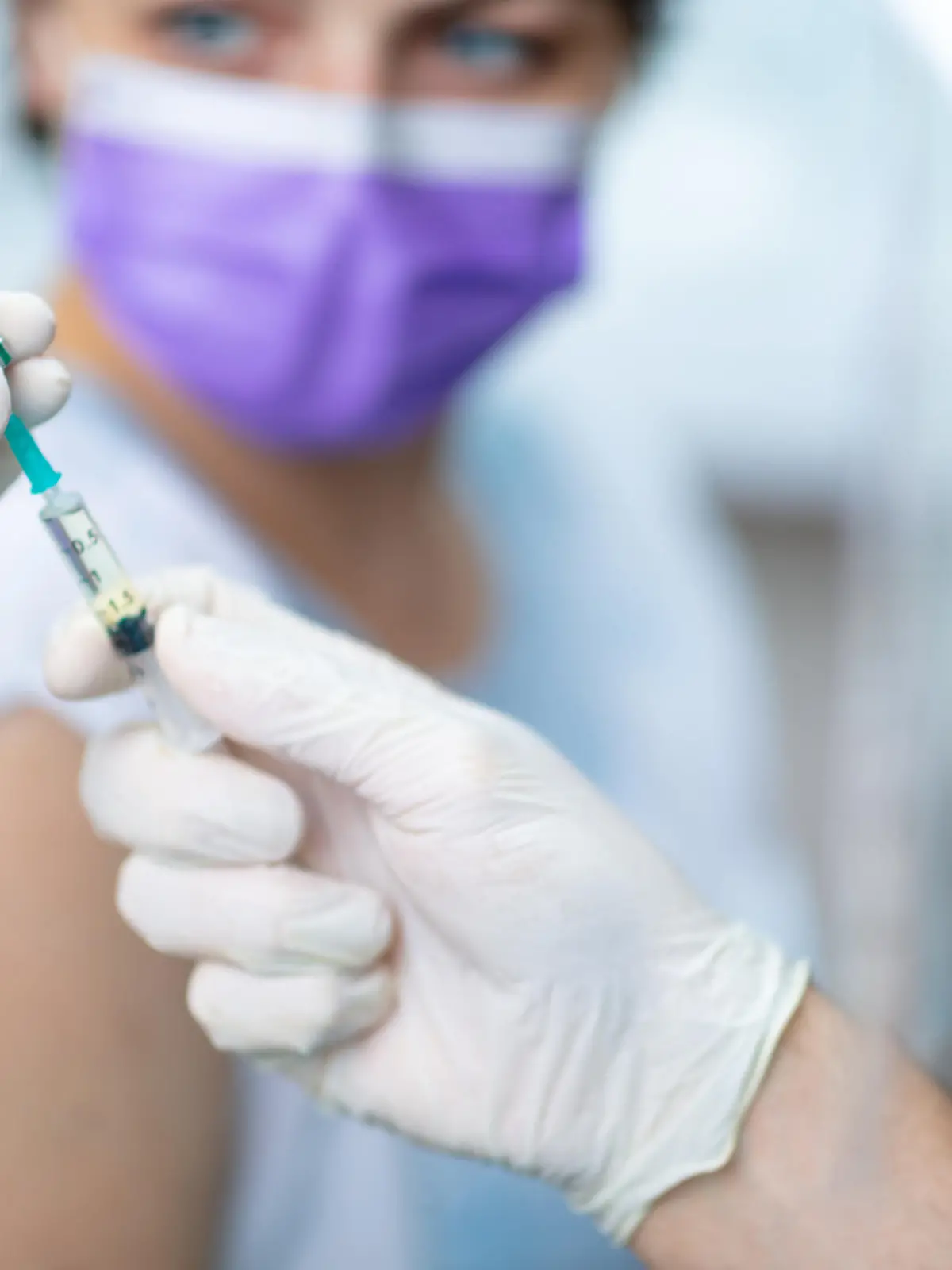 Frau wird gegen das Coronavirus geimpft