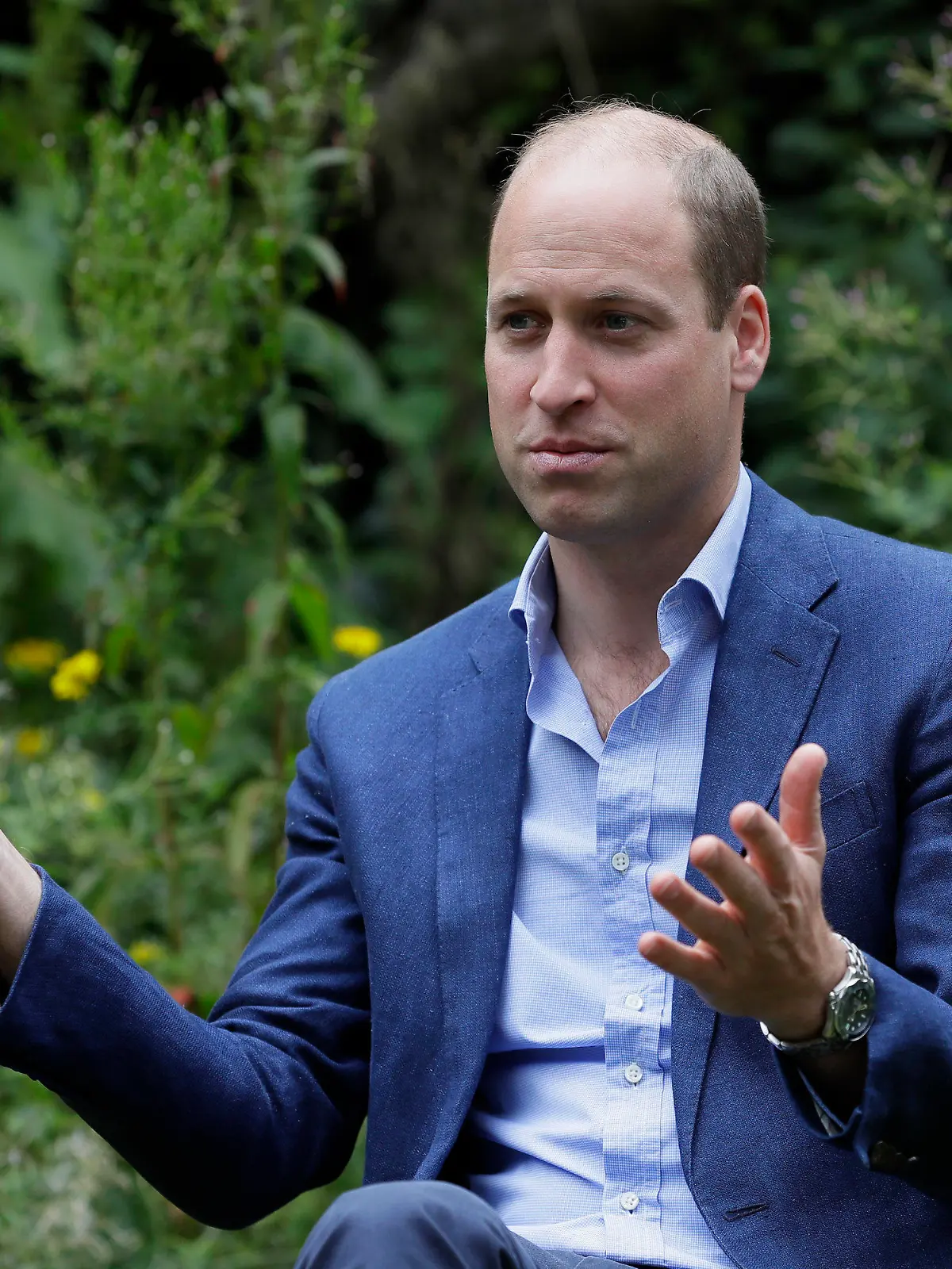 ARCHIV - 16.07.2020, Großbritannien, Peterborough: Der britische Prinz William, Herzog von Cambridge, spricht während seines Besuchs im Garten der Wohltätigkeitsorganisation "Peterborough Light Project" mit Schutzsuchenden.    (zu dpa "Prinz William schließt sich Social-Media-Boykott gegen Rassismus an") Foto: Kirsty Wigglesworth/PA Wire/dpa +++ dpa-Bildfunk +++