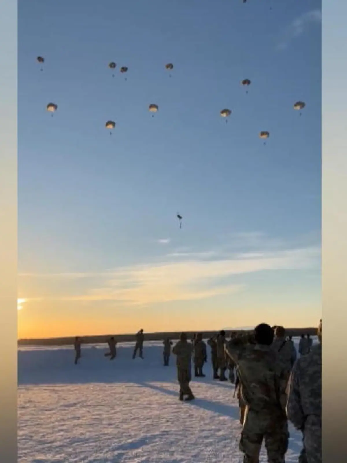 Das hätte richtig schief gehen können! Bei einer Übung der US Armee in Alaska springen gleich mehrere Soldaten aus dem Flugzeug. Es ist eine Übung, die spektakulärer nicht aussehen könnte. Aber dann der Schock: Ein Soldat stürzt ab – sein Fallschirm öffnet sich nicht.