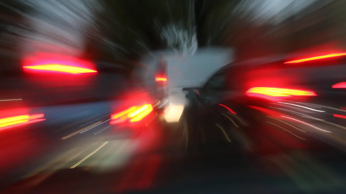  Autos mit Bewegungsunschärfe bei Nacht fotografiert. Symbolfoto für illegale Autorennen illegale Autorennen *** Cars with motion blur photographed at night Symbolic photo for illegal car racing illegal car racing