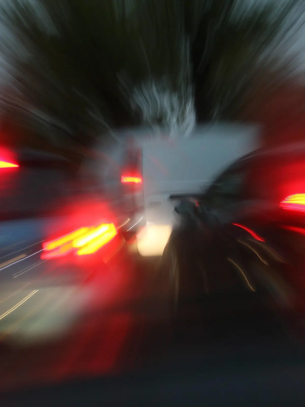  Autos mit Bewegungsunschärfe bei Nacht fotografiert. Symbolfoto für illegale Autorennen illegale Autorennen *** Cars with motion blur photographed at night Symbolic photo for illegal car racing illegal car racing