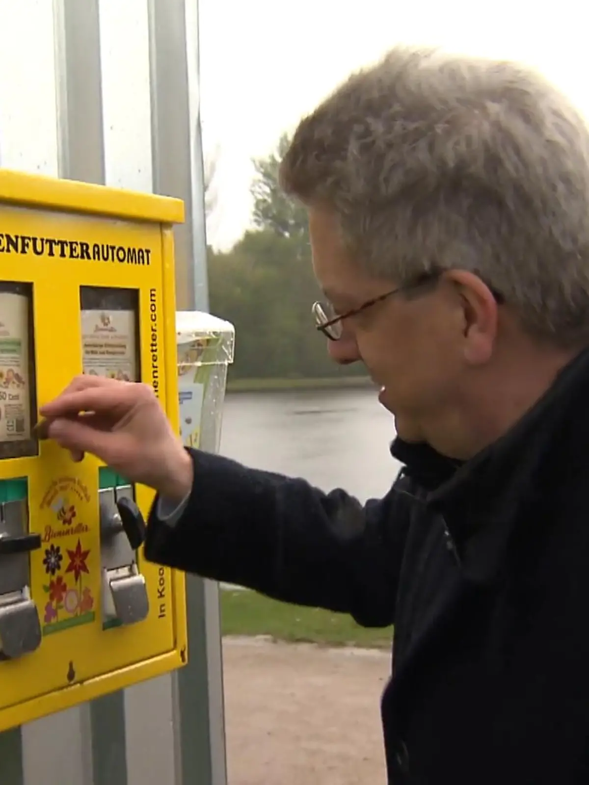 Von außen sieht er aus wie ein ganz normaler Kaugummiautomat – der gelbe Kasten in Oberursel hat aber eine ganz andere Funktion. Für 50 Cent bekommt man hier keine Süßigkeiten, sondern Blumensamen oder auch „Bienenfutter“ – wie Erfinder Sebastian Everding sagt. Mit der Saat aus dem Automaten soll ein Beitrag zum Erhalt der Bienenpopulation geleistet werden. Projekte wie diese sind auch dringend notwendig, der Naturschutzbund spricht von einem Rückgang in Europa von zehn Prozent in wenigen Jahren, in Amerika ist die Bienenpopulation sogar vom 30 Prozent zurückgegangen. Der Grund ist – wie so oft – das menschliche Eingreifen in die Natur.