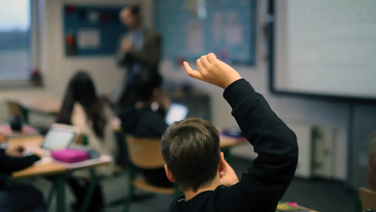 ARCHIV - 15.12.2017, Neuss: Eine Schüler hebt im digitalen Unterricht seine Hand hoch. (zu dpa «10 000 Lehrer haben sich seit Corona zu Digitaler Schule fortgebildet») Foto: picture alliance / Ina Fassbender/dpa +++ dpa-Bildfunk +++