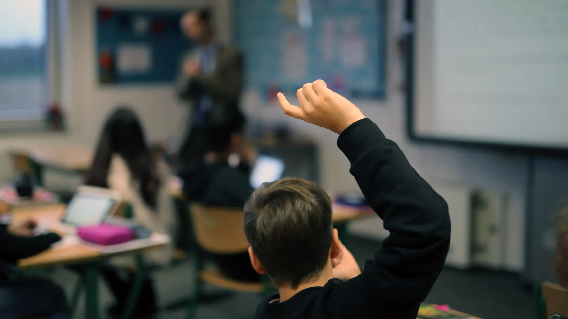 ARCHIV - 15.12.2017, Neuss: Eine Schüler hebt im digitalen Unterricht seine Hand hoch. (zu dpa «10 000 Lehrer haben sich seit Corona zu Digitaler Schule fortgebildet») Foto: picture alliance / Ina Fassbender/dpa +++ dpa-Bildfunk +++