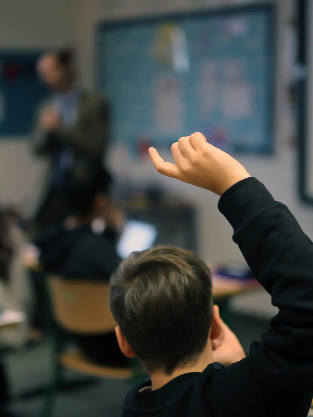 ARCHIV - 15.12.2017, Neuss: Eine Schüler hebt im digitalen Unterricht seine Hand hoch.   (zu dpa «10 000 Lehrer haben sich seit Corona zu Digitaler Schule fortgebildet») Foto: picture alliance / Ina Fassbender/dpa +++ dpa-Bildfunk +++
