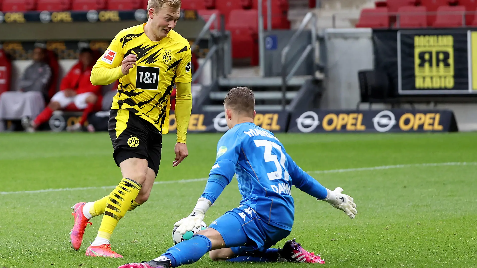 Mainz, Opel Arena, 16.05.21, 1. Bundesliga: 1.FSV Mainz 05 - Borussia Dortmund Bild: Julian Brandt Borussia Dortmund macht das 0:3 gegen Finn Dahmen Mainz Gemäß den Vorgaben der DFL Deutsche Fußball Liga ist es untersagt, in dem Stadion und/oder vom Spiel angefertigte Fotoaufnahmen in Form von Sequenzbildern und/oder videoähnlichen Fotostrecken zu verwerten bzw. verwerten zu lassen. // DFL regulations prohibit any use of photographs as image sequences and/or quasi-video. *** Mainz, Opel Arena, 16 05 21, 1 Bundesliga 1 FSV Mainz 05 Borussia Dortmund picture Julian Brandt Borussia Dortmund makes the 0 3 against Finn Dahmen Mainz According to the regulations of the DFL Deutsche Fußball Liga, it is prohibited to exploit or have exploited photographs taken in the stadium and or from the game in the form of sequence images and or video-like photo series DFL regulations prohibit any use of photographs as image sequences and or quasi video Copyright: jb-sportfoto/Bywaletz