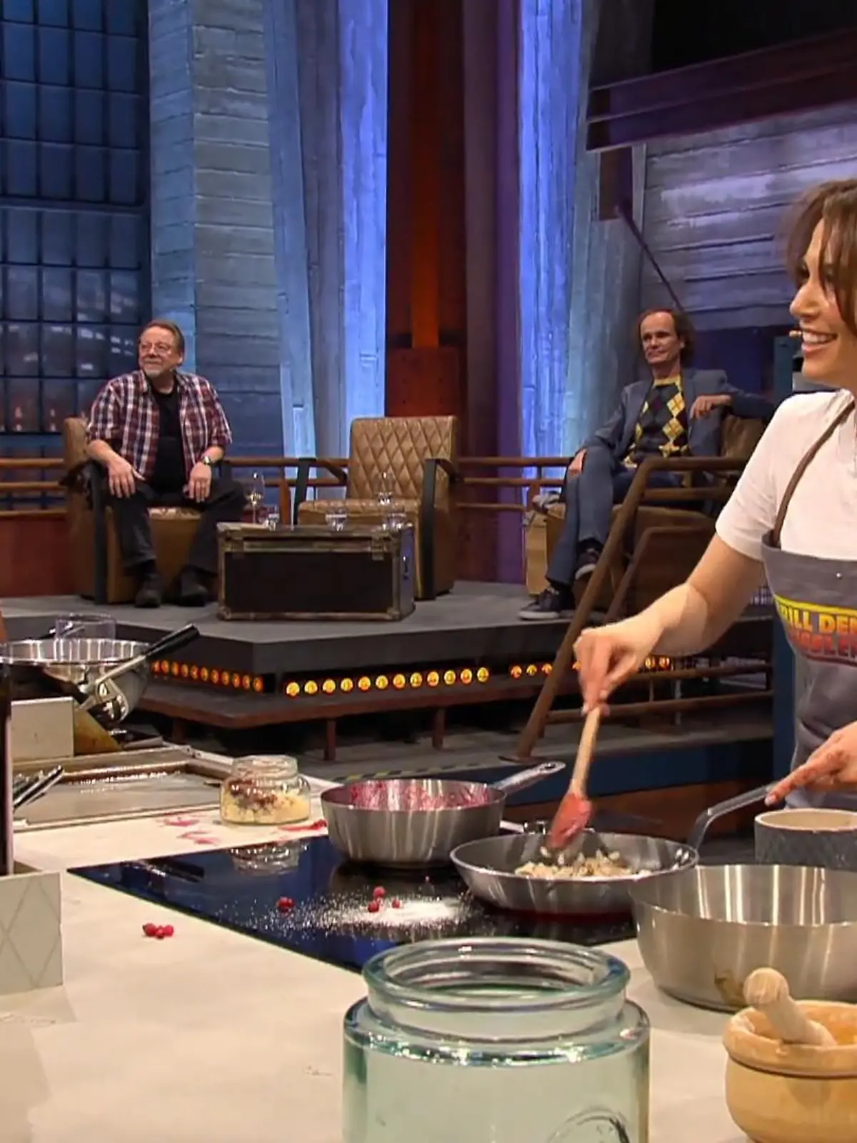 Mandy Capristo tritt bei „Grill den Henssler“ 2021 gegen Steffen Henssler im Dessert an. Dabei kommt auch ihre neue Beziehung zur Sprache.