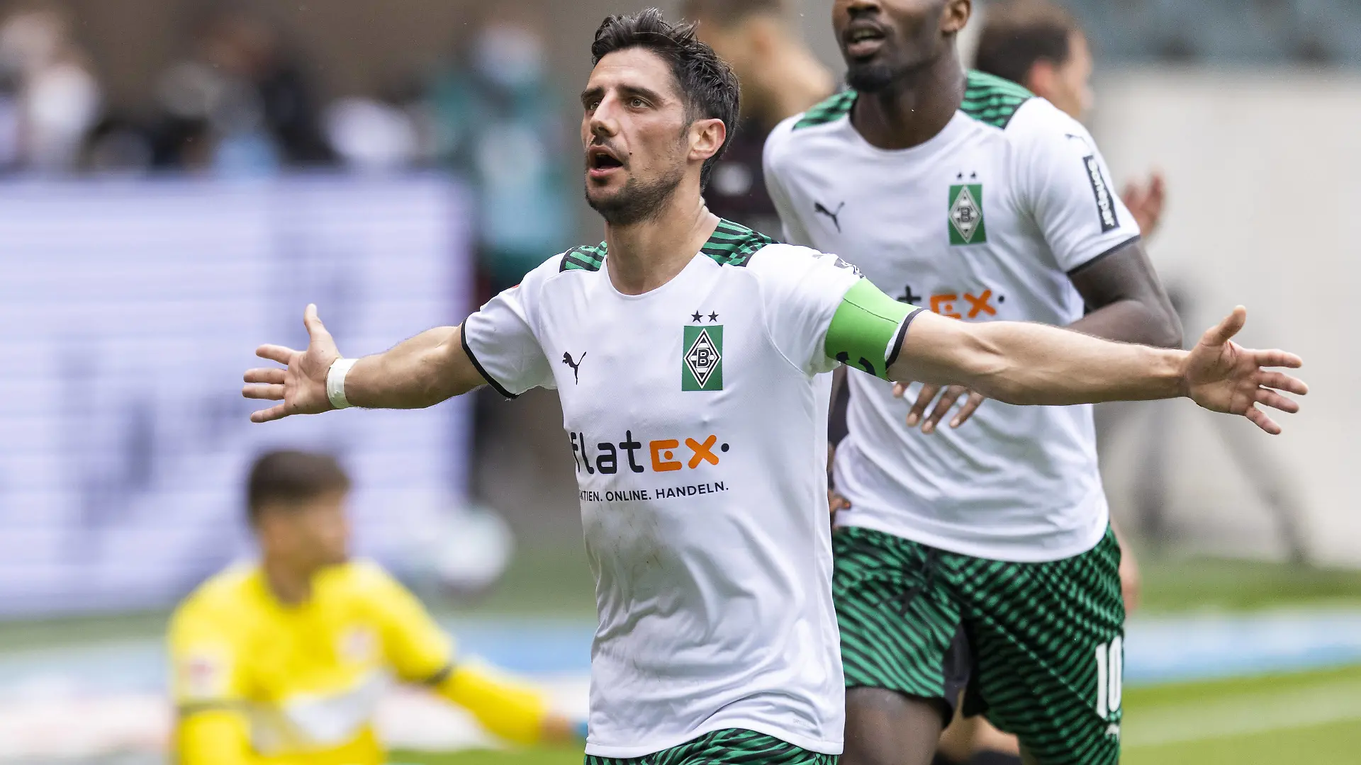 Torjubel: Lars Stindl BMG, Marcus Thuram BMG Borussia Mönchengladbach - VfB Stuttgart 15.05.2021, Fussball 1. Bundesliga, Saison 2020/21 Foto: Moritz Müller *** Goal celebration Lars Stindl BMG , Marcus Thuram BMG Borussia Mönchengladbach VfB Stuttgart 15 05 2021, Football 1 Bundesliga, season 2020 21 Photo Moritz Müller