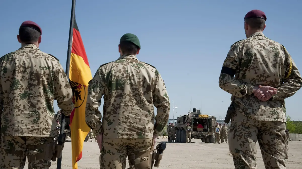 ARCHIV - Bundeswehrsoldaten nehmen am 04.04.2010 im Feldlager des Wiederaufbauteams Kundus an einer Trauerfeier für drei gefallene Kameraden teil. Ein deutscher Soldat ist nach Angaben des Verteidigungsministeriums in Afghanistan am 06.10.2010 bei einem Selbstmordanschlag getötet worden. Foto: Steffen Kugler dpa (Zu dpa-Eilmeldung 4250 vom 06.10.2010)  +++(c) dpa - Bildfunk+++