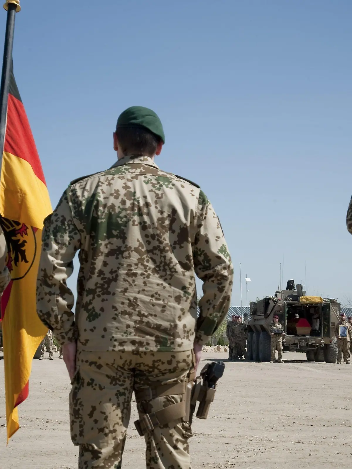 ARCHIV - Bundeswehrsoldaten nehmen am 04.04.2010 im Feldlager des Wiederaufbauteams Kundus an einer Trauerfeier für drei gefallene Kameraden teil. Ein deutscher Soldat ist nach Angaben des Verteidigungsministeriums in Afghanistan am 06.10.2010 bei einem Selbstmordanschlag getötet worden. Foto: Steffen Kugler dpa (Zu dpa-Eilmeldung 4250 vom 06.10.2010)  +++(c) dpa - Bildfunk+++