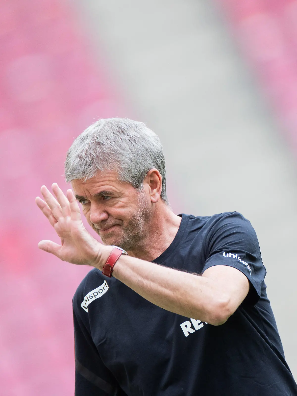 09.05.2021, Nordrhein-Westfalen, Köln: Fußball: Bundesliga, 1. FC Köln - SC Freiburg, 32. Spieltag, RheinEnergieStadion. Kölns Trainer Friedhelm Funkel vor dem Spiel. Foto: Rolf Vennenbernd/dpa - WICHTIGER HINWEIS: Gemäß den Vorgaben der DFL Deutsche Fußball Liga bzw. des DFB Deutscher Fußball-Bund ist es untersagt, in dem Stadion und/oder vom Spiel angefertigte Fotoaufnahmen in Form von Sequenzbildern und/oder videoähnlichen Fotostrecken zu verwerten bzw. verwerten zu lassen. +++ dpa-Bildfunk +++