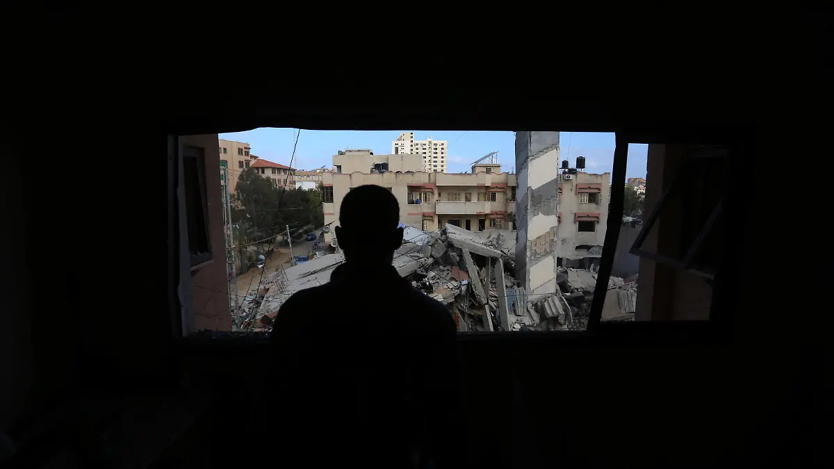  May 18, 2021, Gaza city, Gaza Strip, Palestinian Territory: Palestinians look for salvageable items amid the rubbe of the six-storey Kuhail building which was destroyed in an early morning Israeli airstrike on Gaza City. The UN Security Council was due to hold an emergency meeting today amid a flurry of urgent diplomacy aimed at stemming Israel air strikes that have killed more than 200 Palestinians Gaza city Palestinian Territory - ZUMAap3_ 20210518_zaf_ap3_064 Copyright: xAshrafxAmrax