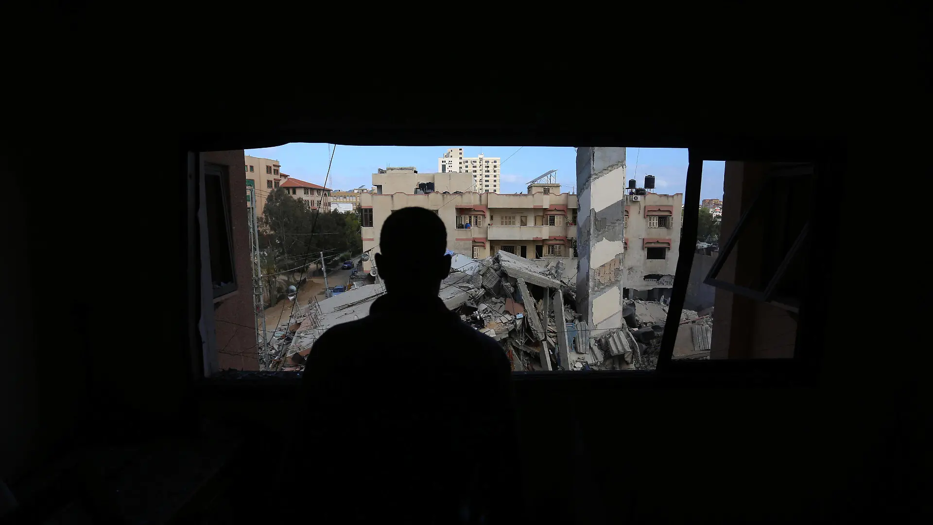 May 18, 2021, Gaza city, Gaza Strip, Palestinian Territory: Palestinians look for salvageable items amid the rubbe of the six-storey Kuhail building which was destroyed in an early morning Israeli airstrike on Gaza City. The UN Security Council was due to hold an emergency meeting today amid a flurry of urgent diplomacy aimed at stemming Israel air strikes that have killed more than 200 Palestinians Gaza city Palestinian Territory - ZUMAap3_ 20210518_zaf_ap3_064 Copyright: xAshrafxAmrax