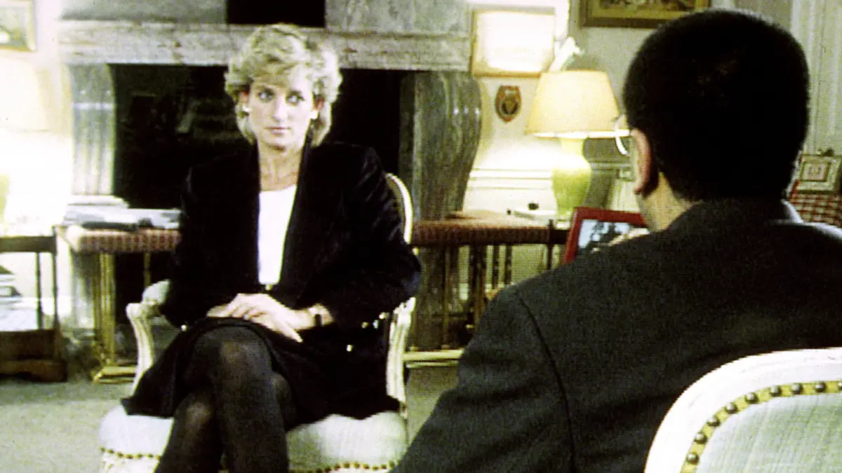 ARCHIV - 20.11.1995, Großbritannien, London: HANDOUT - Prinzessin Diana im Gespräch mit  BBC-Reporter Martin Bashir beim Interview des britische Fernsehsenders BBC. Mehr als 25 Jahre nach einem legendären BBC-Interview mit Prinzessin Diana will der britische Fernsehsender eine Untersuchung zu den Vorgängen rund um das Gespräch veröffentlichen. (zu dpa: «Bericht zu Diana-Interview: Untersuchung beschuldigt BBC-Reporter») Foto: BBC/PA Media/dpa - ACHTUNG: Nur zur redaktionellen Verwendung im Zusammenhang mit der aktuellen Berichterstattung über das Interview und nur mit vollständiger Nennung des vorstehenden Credits +++ dpa-Bildfunk +++