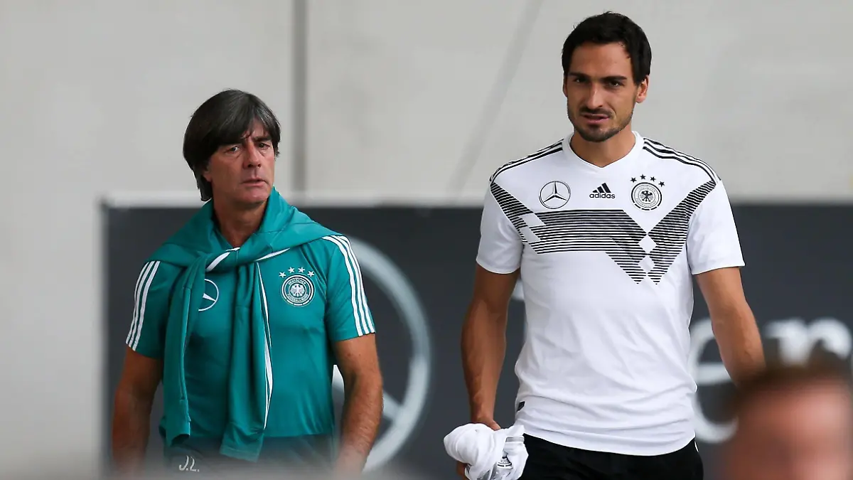l-r: Bundestrainer Joachim Loew Deutschland und Mats Hummels 5 Deutschland auf dem Weg zum Training, Training Deutsche Nationalmannschaft, Fussball, 04.09.2018 Muenchen Bayern Deutschland *** l Germany coach Joachim Loew Germany and Mats Hummels 5 Germany on the way to Training Training German national football 04 09 2018 Muenchen Bayern Germany Copyright: xkolbert-press/ChristianxKolbertx