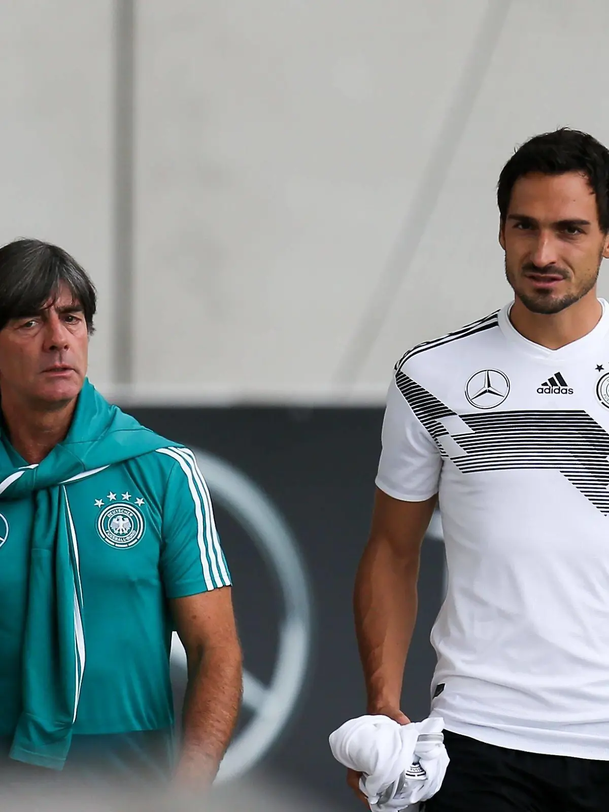  l-r: Bundestrainer Joachim Loew Deutschland und Mats Hummels 5 Deutschland auf dem Weg zum Training, Training Deutsche Nationalmannschaft, Fussball, 04.09.2018 Muenchen Bayern Deutschland *** l Germany coach Joachim Loew Germany and Mats Hummels 5 Germany on the way to Training Training German national football 04 09 2018 Muenchen Bayern Germany Copyright: xkolbert-press/ChristianxKolbertx