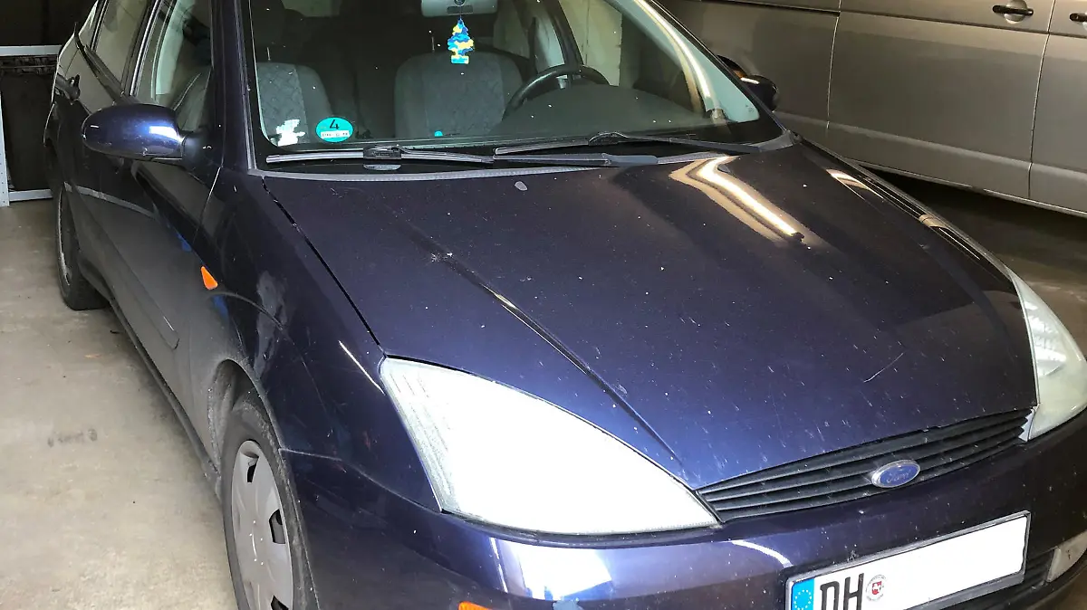Die Polizei fragt: Wer hat den blauen Ford Focus am Sonntag, zwischen 00.00 Uhr und 16.15 Uhr gesehen?