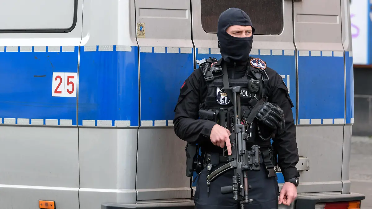 Polizisten bei der Razzia in dem Moscheeverein Al-Irschad Markaz Al-Qaim in der Flughafenstraße in Berlin-Neukölln nach dem Verbot der schiitisch-islamistischen Terrormiliz Hisbollah Hizb Allah aus dem Libanon durch das Bundesinnenministerium. snapshot-photography/F.Boillot *** Police officers during the raid at the Al Irschad Markaz Al Qaim mosque club in the Flughafenstraße in Berlin Neukölln after the ban of the Shiite Islamist terror militia Hezbollah Hizb Allah from Lebanon by the Federal Ministry of the Interior snapshot photography F Boillot