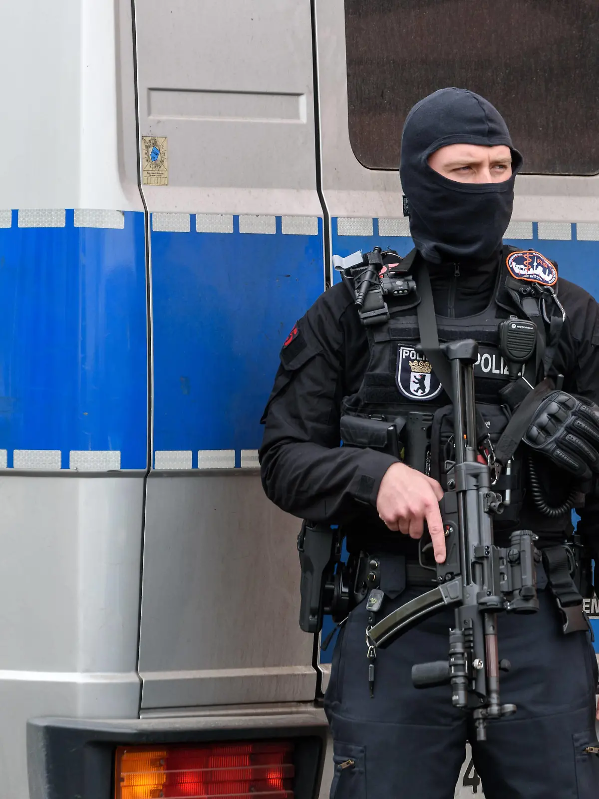  Polizisten bei der Razzia in dem Moscheeverein Al-Irschad Markaz Al-Qaim in der Flughafenstraße in Berlin-Neukölln nach dem Verbot der schiitisch-islamistischen Terrormiliz Hisbollah Hizb Allah aus dem Libanon durch das Bundesinnenministerium. snapshot-photography/F.Boillot *** Police officers during the raid at the Al Irschad Markaz Al Qaim mosque club in the Flughafenstraße in Berlin Neukölln after the ban of the Shiite Islamist terror militia Hezbollah Hizb Allah from Lebanon by the Federal Ministry of the Interior snapshot photography F Boillot