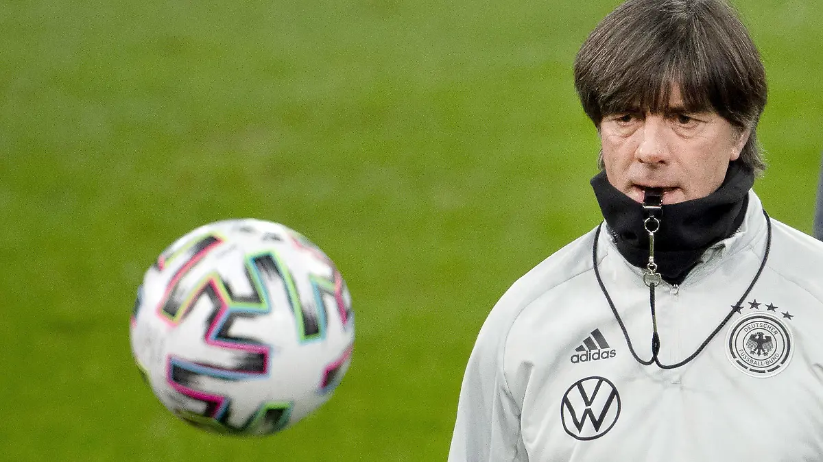 ARCHIV - 15.11.2019, Nordrhein-Westfalen, Düsseldorf: Fußball: Nationalmannschaft, vor dem EM-Qualifikationsspiel gegen Weißrussland: Joachim Löw, Bundestrainer, verfolgt das Training in der Merkur Spiel-Arena. (zu dpa: Löw legt letztmals los: 26 Tickets, Überraschungen und Fans dabei) Foto: Federico Gambarini/dpa +++ dpa-Bildfunk +++