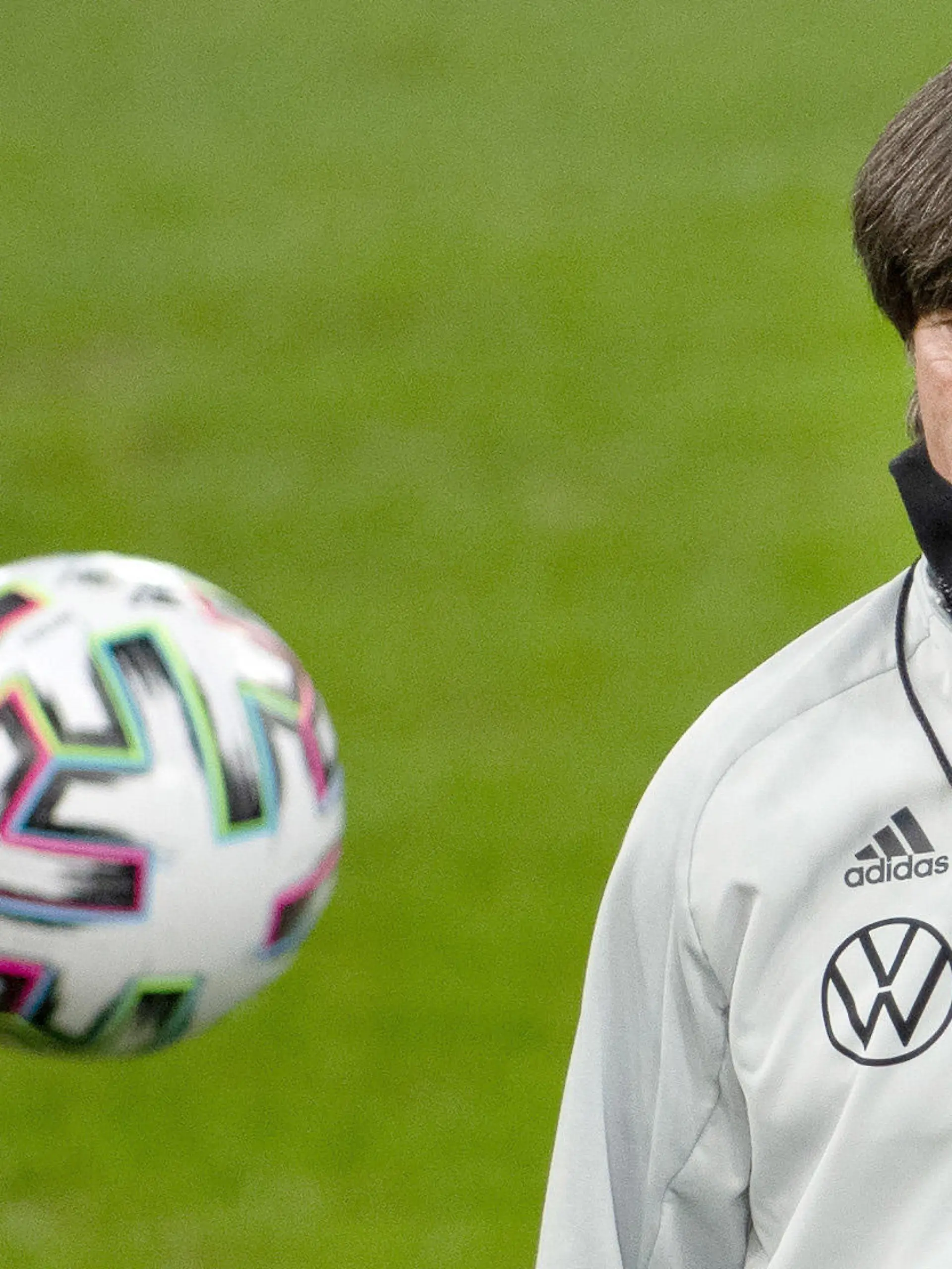 ARCHIV - 15.11.2019, Nordrhein-Westfalen, Düsseldorf: Fußball: Nationalmannschaft, vor dem EM-Qualifikationsspiel gegen Weißrussland: Joachim Löw, Bundestrainer, verfolgt das Training in der Merkur Spiel-Arena. (zu dpa: Löw legt letztmals los: 26 Tickets, Überraschungen und Fans dabei) Foto: Federico Gambarini/dpa +++ dpa-Bildfunk +++