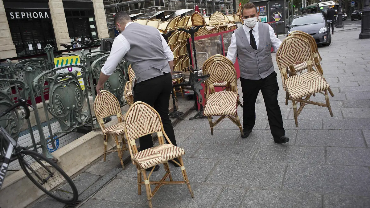 Kellner des "Le Depart"-Restaurants in Paris treffen Vorbereitungen für die Wiedereröffnung der Außenterrassen.