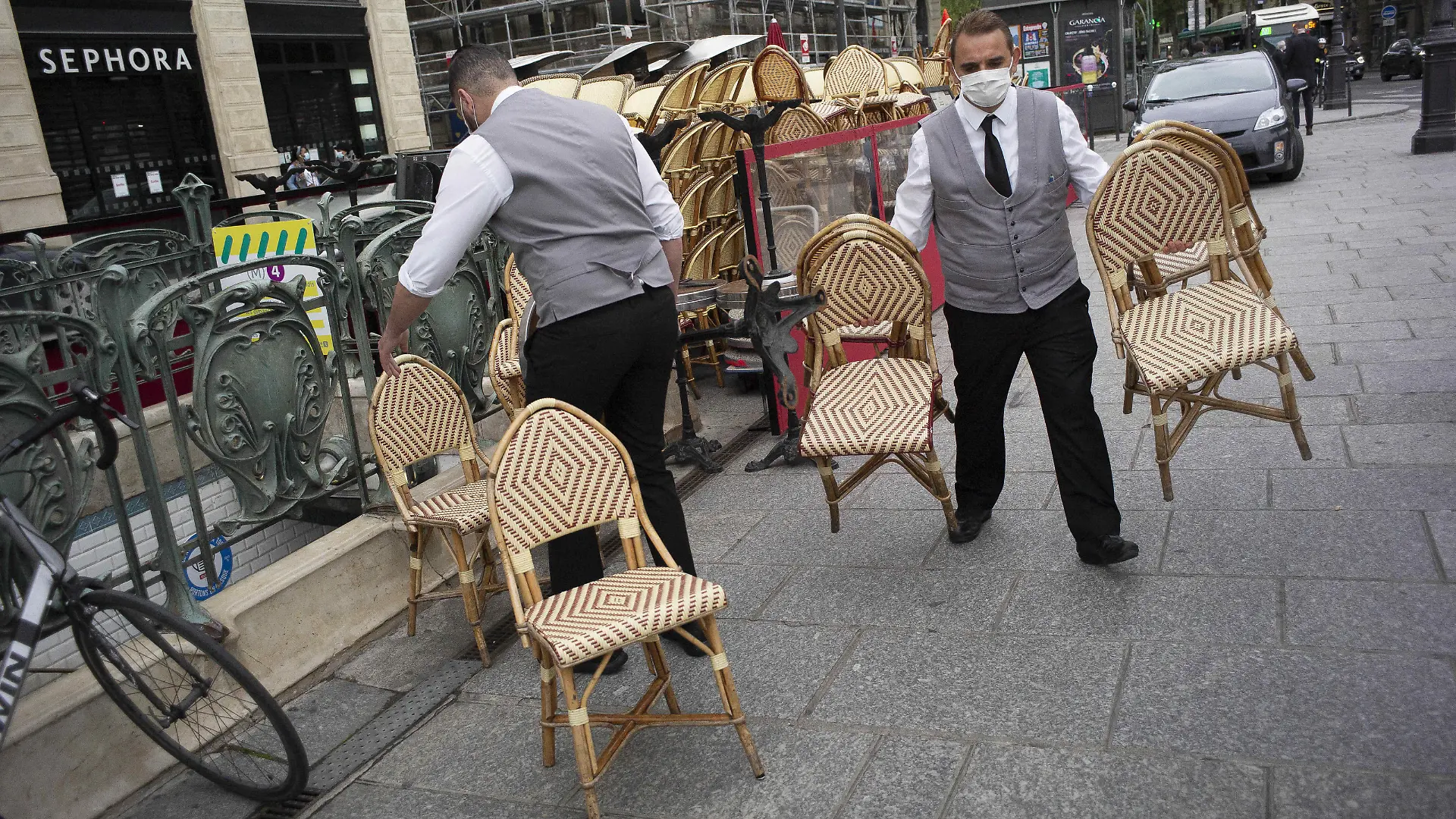 Kellner des "Le Depart"-Restaurants in Paris treffen Vorbereitungen für die Wiedereröffnung der Außenterrassen.