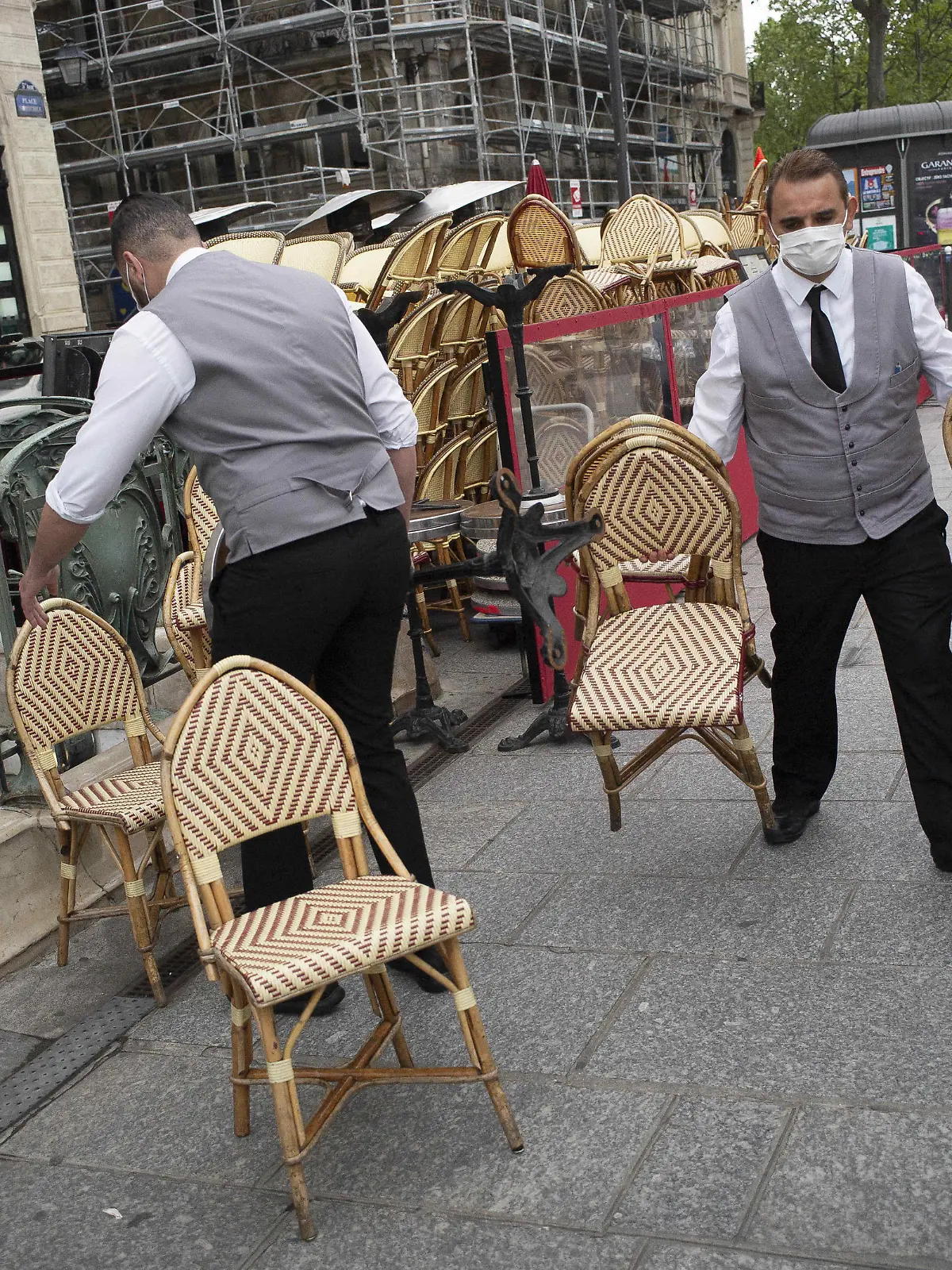 Kellner des "Le Depart"-Restaurants in Paris treffen Vorbereitungen für die Wiedereröffnung der Außenterrassen.