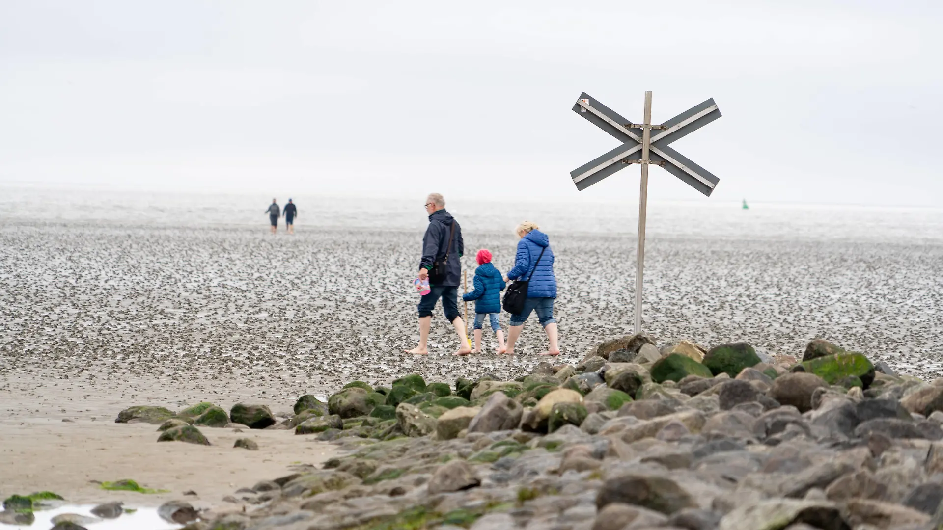  Büsum an der Nordsee in Schleswig-Holstein während der Corona-Pandemie im Mai 2021 - Tourismus in der Modellregion Büsum Neustart des Tourismus in Schleswig-Holstein -Büsum an der Nordsee in Schleswig-Holstein während der Corona-Pandemie im Mai 2021 - Tourismus in der Modellregion Büsum Neustart des Tourismus in Schleswig-Holstein -, Büsum Schleswig-Holstein Deutschland Büsum *** Büsum at the North Sea in Schleswig Holstein during the Corona Pandemic in May 2021 Tourism in the Model Region Büsum Restart of Tourism in Schleswig Holstein Büsum at the North Sea in Schleswig Holstein during the Corona Pandemic in May 2021 Tourism in the Model Region Büsum Restart of Tourism in Schleswig Holstein , Büsum Schleswig Holstein Germa