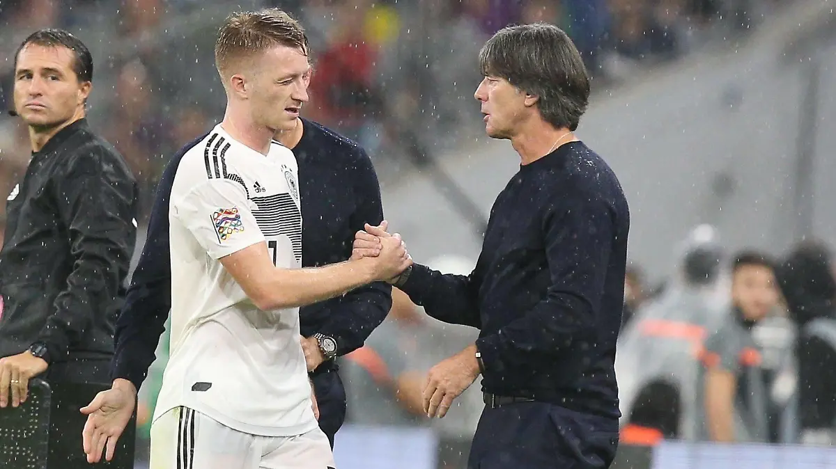 l-r: Marco Reus 11 (Deutschland) klatscht Bundestrainer Joachim Loew (Deutschland) bei seiner Auswechslung ab, Deutschland vs. Frankreich, Fussball, UEFA Nations League, 06.09.2018, DFB regulations prohibit any use of photographs as image sequences and/or quasi-video Muenchen Bayern Deutschland *** l r Marco Reus 11 Germany claps national coach Joachim Loew Germany in his substitution from Germany vs France Football UEFA Nations League 06 09 2018 DFB regulations prohibit any use of images Munich Bavaria Germany Copyright: xkolbert-press/ChristianxKolbertx  
