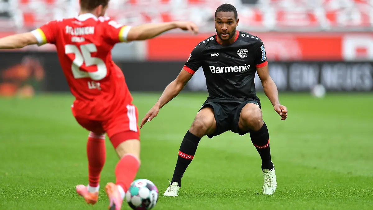 Fußball: 1. Bundesliga, Saison 2020/2021, 33. Spieltag, Bayer 04 Leverkusen gegen 1. FC Union Berlin am 15.05.2021 in der BayArena in Leverkusen. YY Berlins Christopher Lenz l und Leverkusens Jonathan Tah kämpfen um den Ball. DFL REGULATIONS PROHIBIT ANY USE OF PHOTOGRAPHS AS IMAGE SEQUENCES AND/OR QUASI-VIDEO. *** Fußball 1 Bundesliga, Saison 2020 2021, 33 Spieltag, Bayer 04 Leverkusen vs 1 FC Union Berlin on 15 05 2021 at BayArena in Leverkusen YY Berlins Christopher Lenz l and Leverkusens Jonathan Tah fight for the ball DFL REGULATIONS PROHIBIT ANY USE OF PHOTOGRAPHS AS IMAGE SEQUENCES AND OR QUASI VIDEO Copyright: xChristopherxNeundorf/Kirchner-Mediax