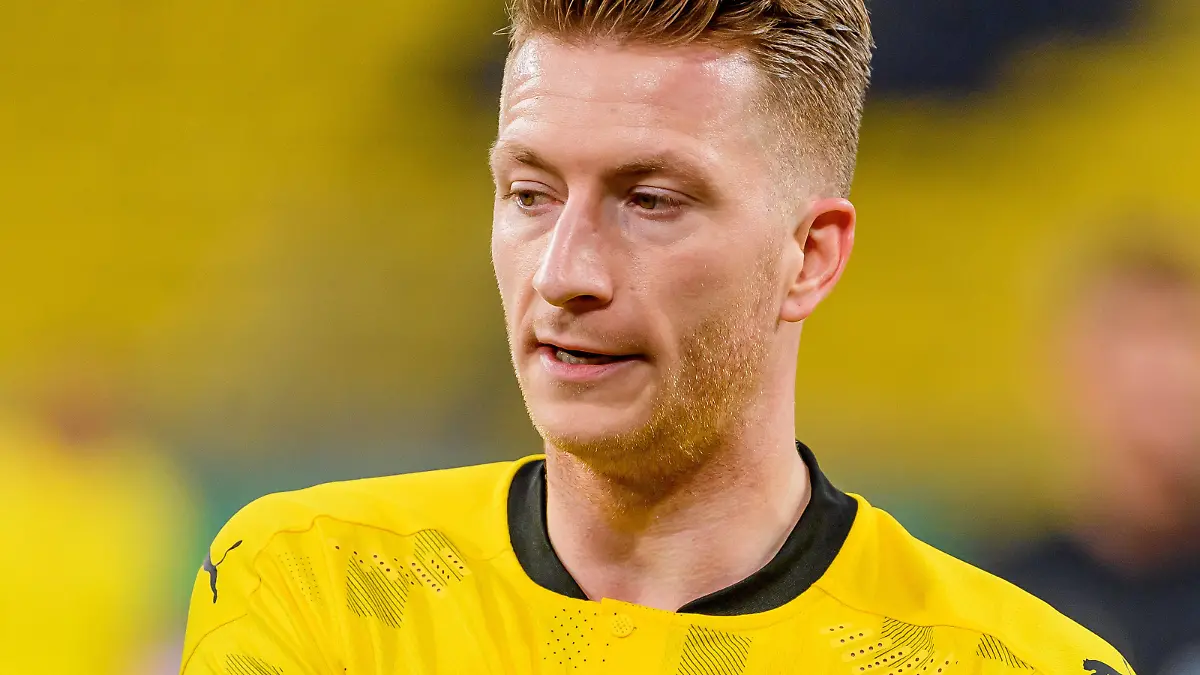  BV Borussia Dortmund vs. Holstein Kiel - DFB-Pokal Halbfinale Dortmund, Deutschland, 01.05.2021: Marco Reus Borussia Dortmund schaut bei dem DFB-Pokal Halbfinal Spiel zwischen BV Borussia Dortmund und Holstein Kiel im Signal Iduna Park. Foto von Alex Gottschalk/POOL DFB / DFL REGULATIONS PROHIBIT ANY USE OF PHOTOGRAPHS AS IMAGE SEQUENCES AND/OR QUASI-VIDEO. Dortmund Signal Iduna Park North Rhine-Westphalia Deutschland *** BV Borussia Dortmund vs Holstein Kiel DFB Pokal Semi Final Dortmund, Germany, 01 05 2021 Marco Reus Borussia Dortmund looks on during the DFB Pokal Semi Final match between BV Borussia Dortmund and Holstein Kiel at Signal Iduna Park Photo by Alex Gottschalk POOL DFB DFL REGULATIONS PROHIBIT ANY USE OF PHOTOGRAPHS AS IMAGE SEQUENCES AND OR QUASI VIDEO Dortmund Signal Iduna Park North Rhine Westphalia Germany Poolfoto Alex Gottschalk/POOL ,EDITORIAL USE ONLY