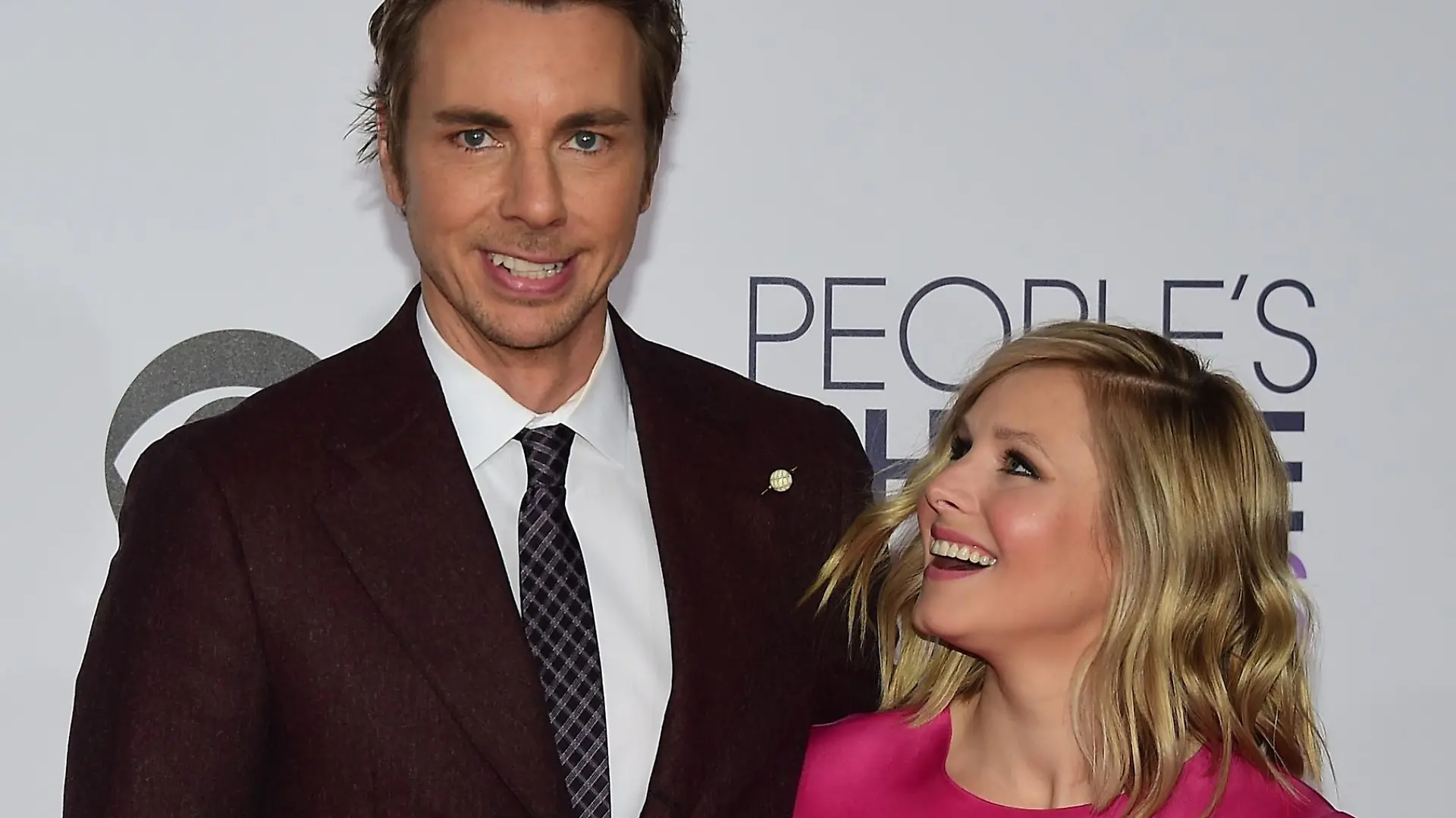 Actors Dax Shephard (L) and Kristen Bell arrive on the red carpet for The 41st Annual People's Choice Awards at the Nokia Theatre LA Live in Los Angeles, California on January 7, 2015. AFP PHOTO/FREDERIC J. BROWN (Photo credit should read FREDERIC J. BROWN/AFP/Getty Images)